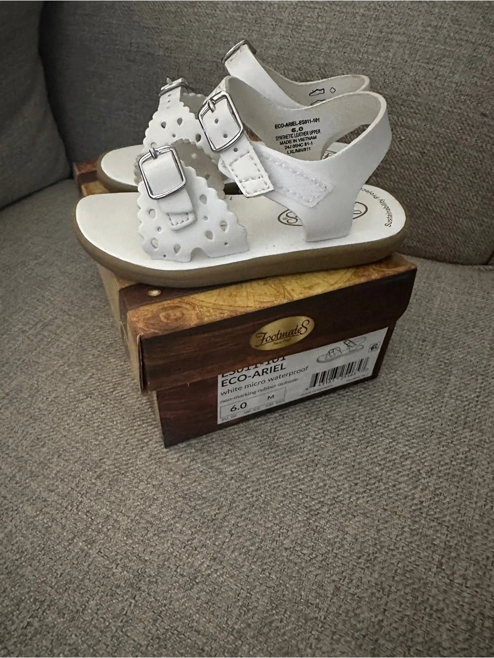FootMates White Girls Buckle Sandals with Scallop Straps